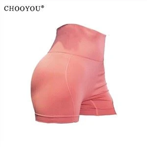 Mae menywod yn Ymarfer Sioeau Ioga Hip Clos